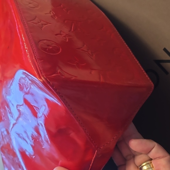 LOUIS VUITTON Vernis Red Tote bag - Picture 6 of 17